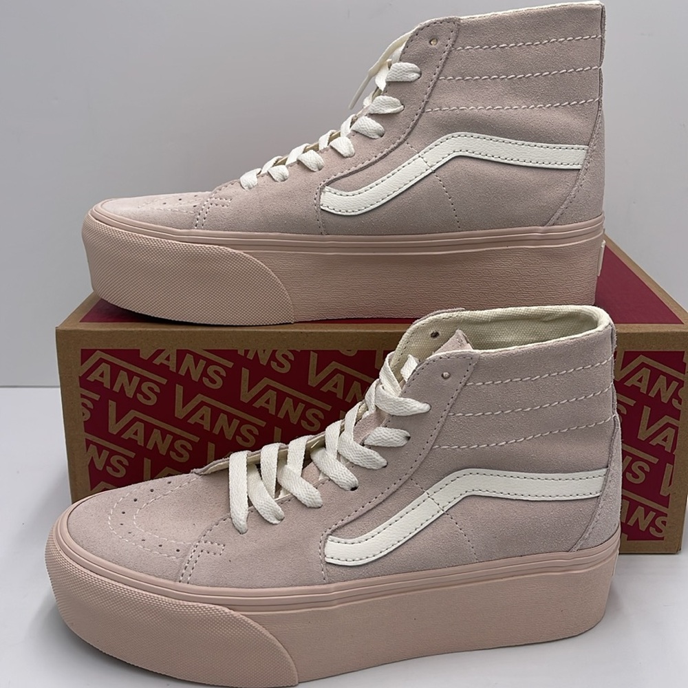 Vans WMNS Sk8-Hi Tapered Stacked Suede Shell
VN0A5JMKBXO
Platforms Sneakers